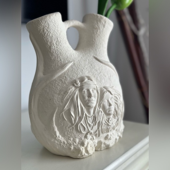 Native American Cuple White ceramic Vase - Picture 6 of 10